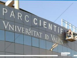 proceso de montaje de la rotulacion del Parc Cientific Universitad de Valencia